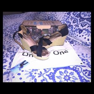 TOMS Women’s Blk Canvas Wedges